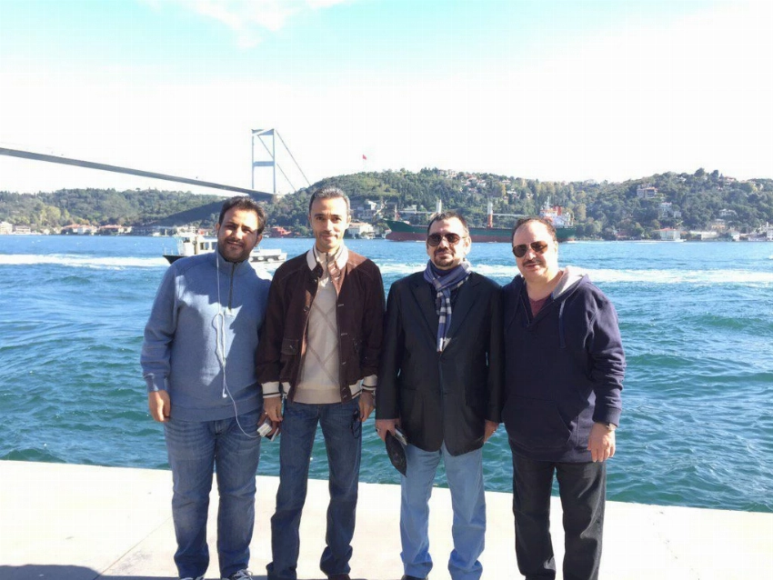 وليد قطان مع عدد من الزملاء في رحلة عمل في إسطنبول.