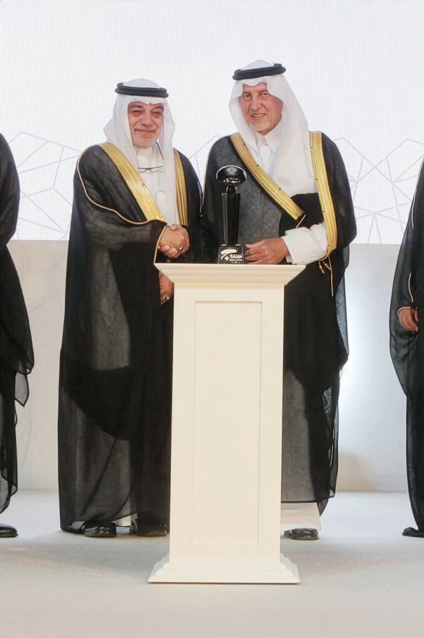 الأمير خالد الفيصل مكرماً «عكاظ» في إحدى المناسبات.