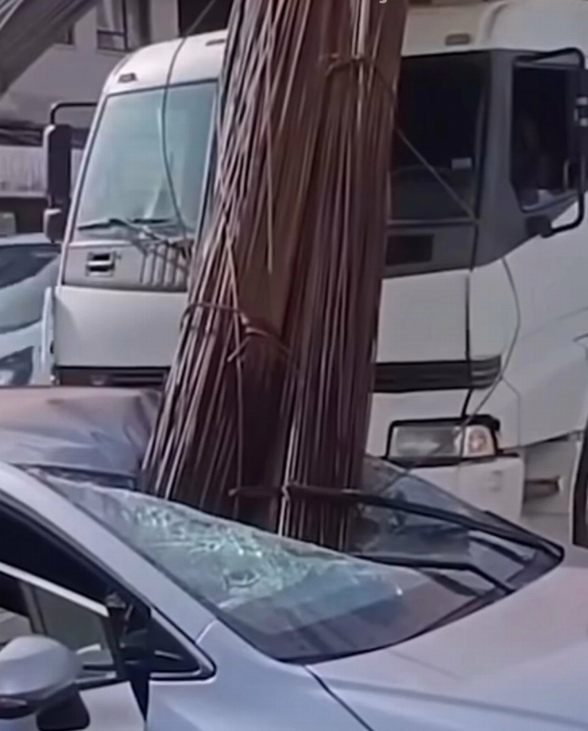 لحظات مرعبة.. نجاة شخصين بعد اختراق أسياخ حديدية سيارتهما في أنطاليا