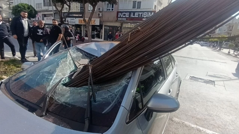 لحظات مرعبة.. نجاة شخصين بعد اختراق أسياخ حديدية سيارتهما في أنطاليا