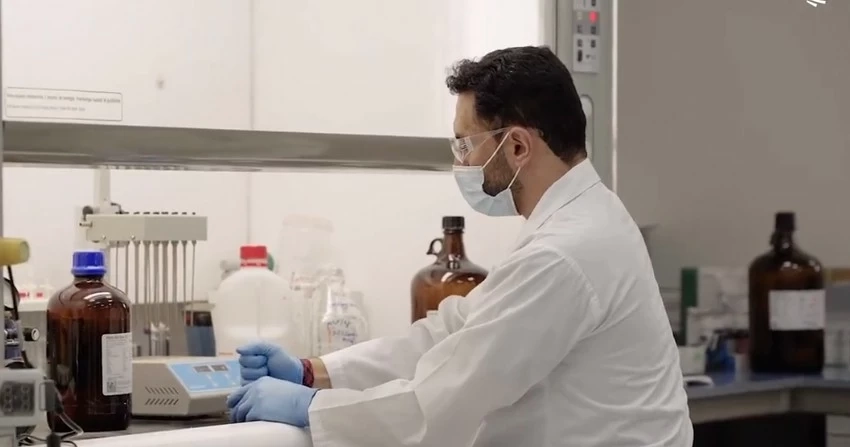 فني في هيئة الغذاء والدواء يتابع نتائج إحدى العينات بالمختبر.