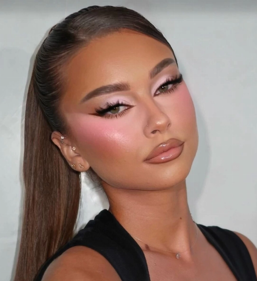 البلاشر والإضاءة الوردية يتصدران صيحات الجمال هذا الموسم