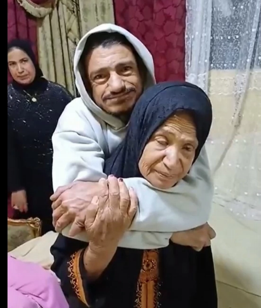 مأساة تهزّ القلوب.. مسنّة مصرية تحمل ابنها 45 عاماً على ظهرها