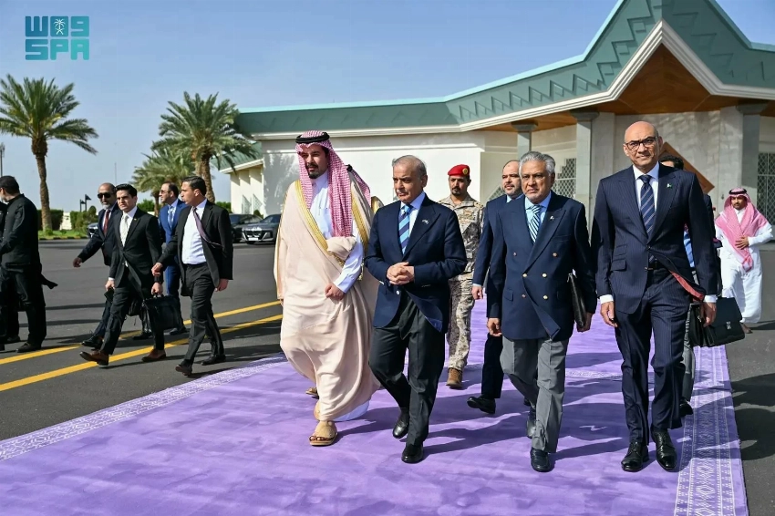 رئيس وزراء باكستان يغادر المدينة المنورة