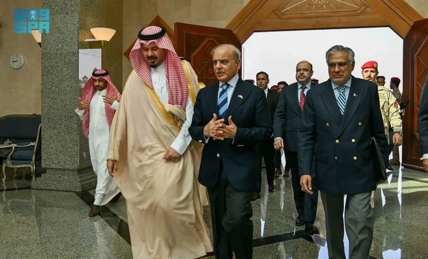 رئيس وزراء باكستان يغادر المدينة المنورة