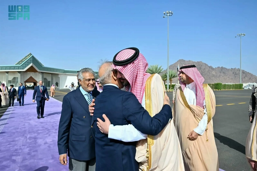 رئيس وزراء باكستان يغادر المدينة المنورة