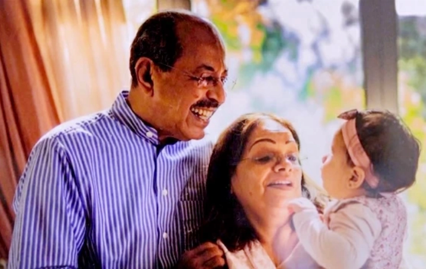 الشروقي مع عقيلته سعيداً بميلاد أحد أبنائه.