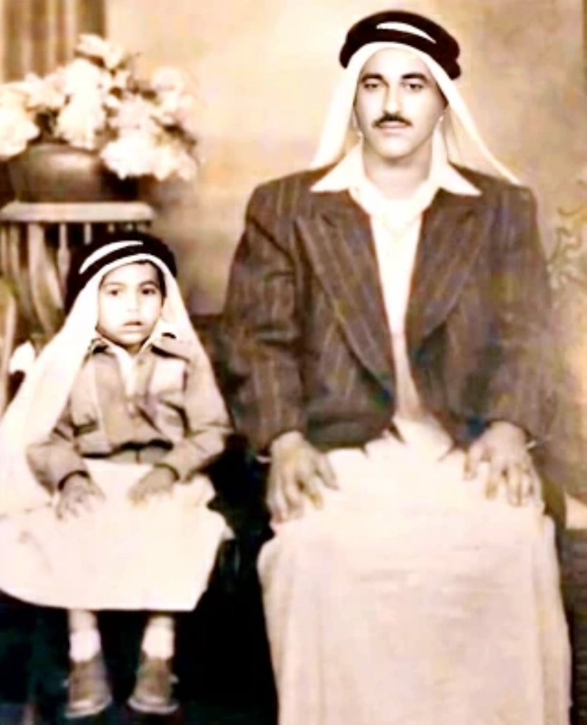 الشروقي طفلاً مع والده إبراهيم جمعة.