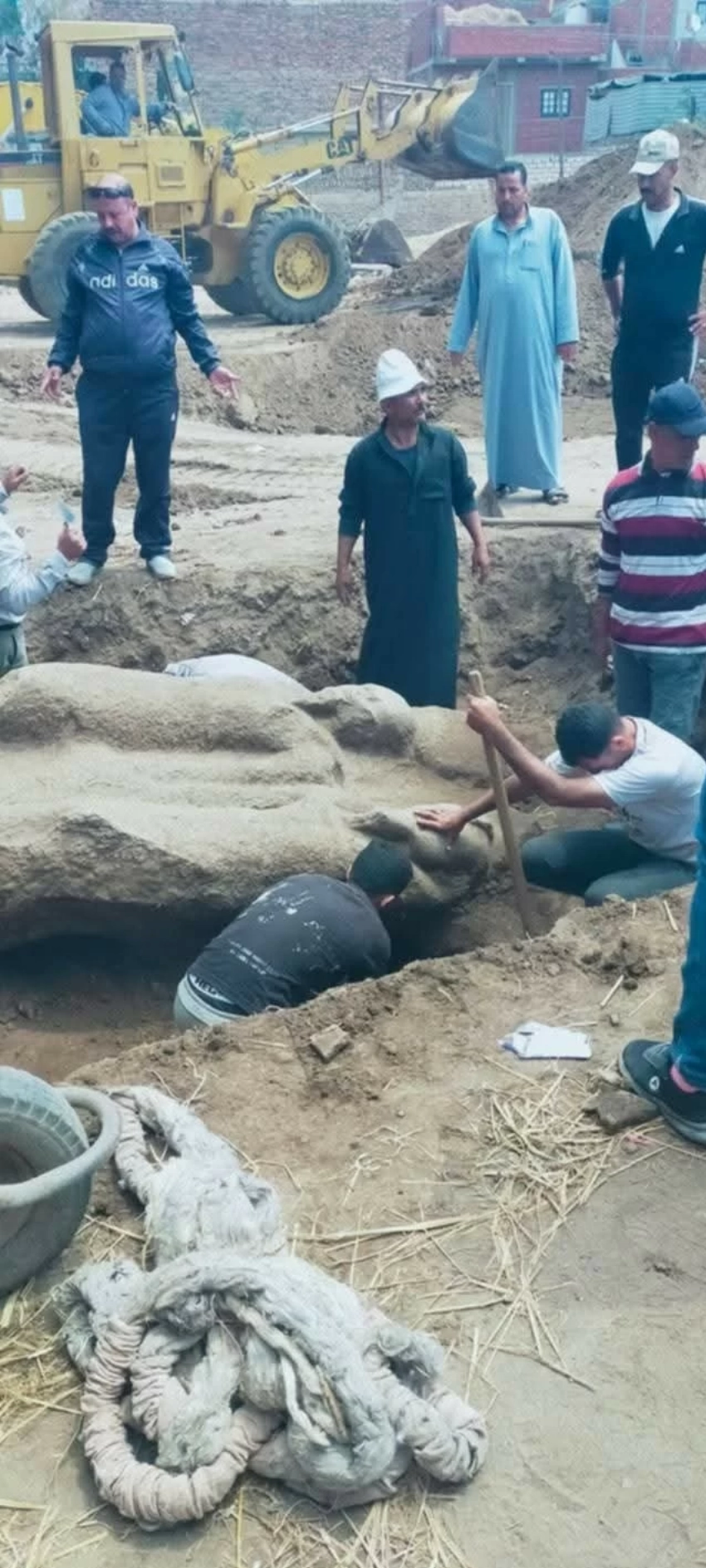 مصر: الصدفة تقود إلى كشف أثري لتمثال الملك رمسيس الثاني بالشرقية