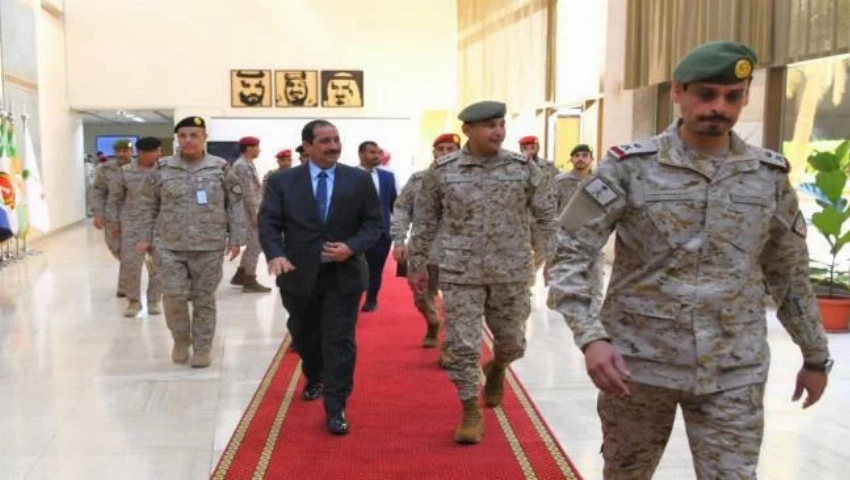وزير الداخلية اليمني مع الفريق الركن السلمان أثناء زيارته لمقر قيادة القوات المشتركة لتحالف دعم الشرعية.