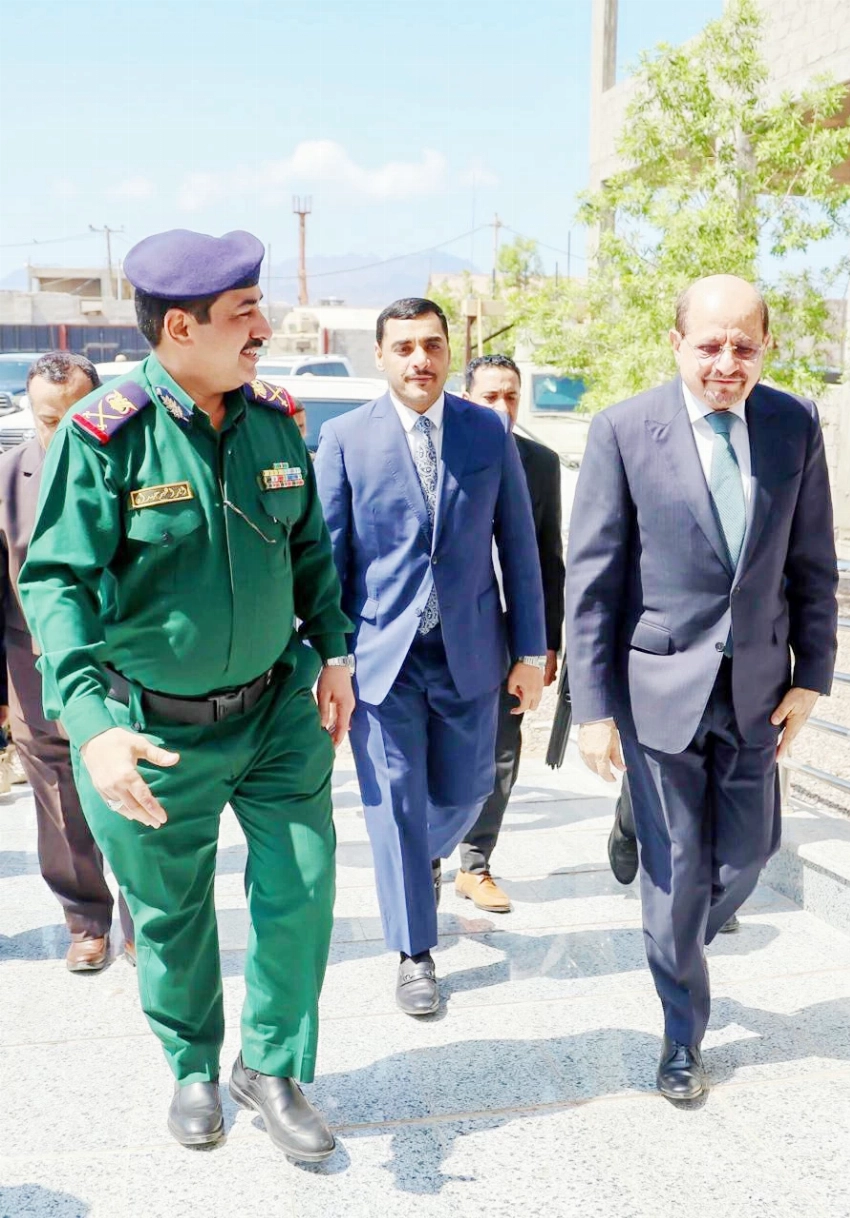 وزير الداخلية برفقة رئيس الوزراء شائع الزنداني
خلال جولة ميدانية.