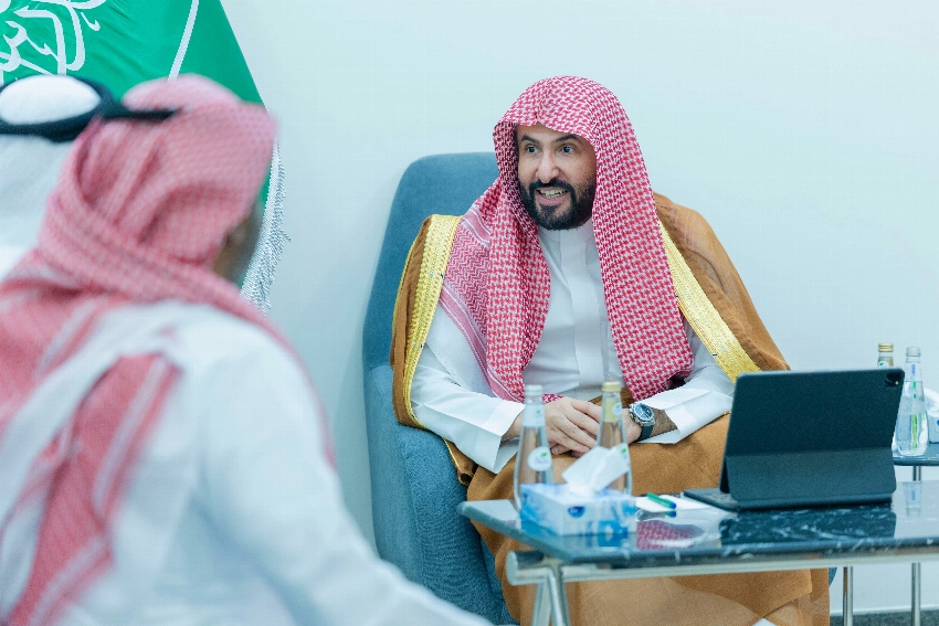 وزير العدل يتفقد محاكم جدة ويلتقي المستفيدين
