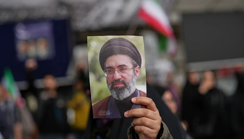 مجتبى خامنئي مجرد صورة.