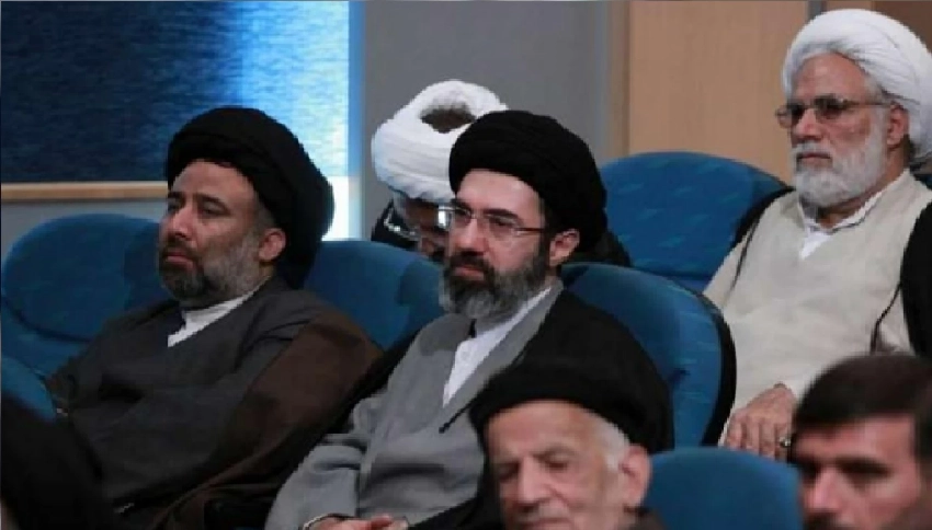 مجتبى وسط مجموعة من القادة الإيرانيين.