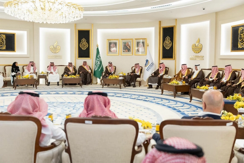 جانب من لقاء غرفة مكة المكرمة، الذي استضافت فيه وزير السياحة مع مشغّلي مرافق الضيافة لمتابعة جاهزية موسم الحج.