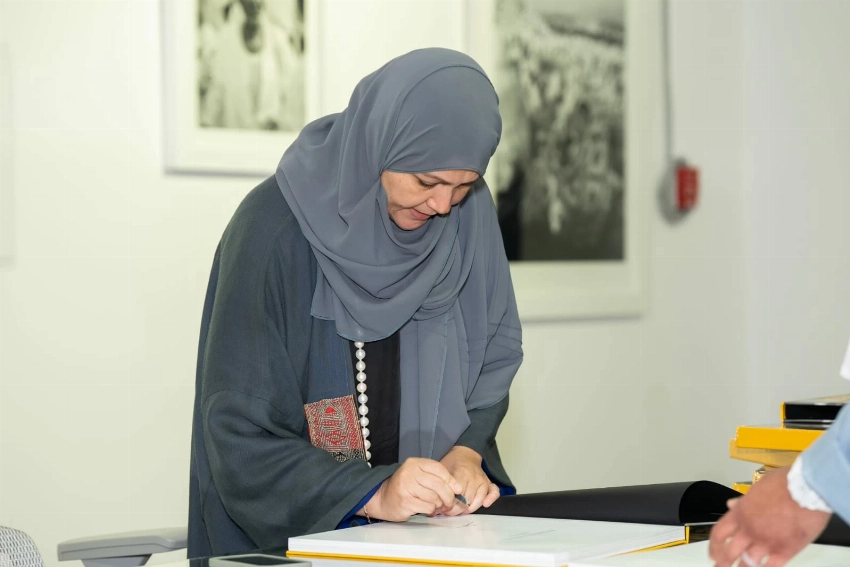 ريم الفيصل تحاور الضوء واللون في معرض «أرض الحجيج والشعراء» بجدة