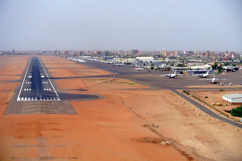 صور لاستهداف مطار الخرطوم ومواقع إستراتيجية بالسودان.