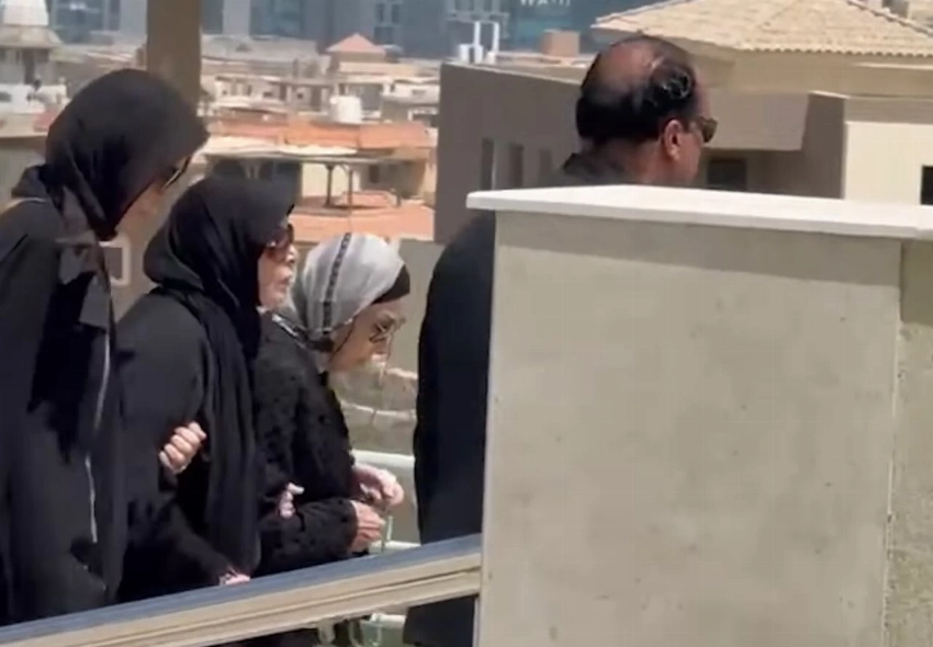 «ملفوفاً بعلم مصر».. مسيرة حب وحضور كبير من نجوم الفن في جنازة هاني شاكر