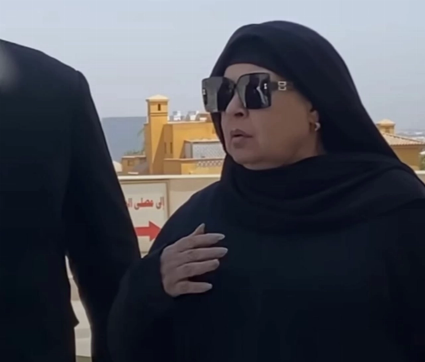 «ملفوفاً بعلم مصر».. مسيرة حب وحضور كبير من نجوم الفن في جنازة هاني شاكر