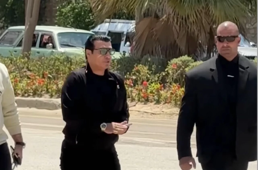 «ملفوفاً بعلم مصر».. مسيرة حب وحضور كبير من نجوم الفن في جنازة هاني شاكر