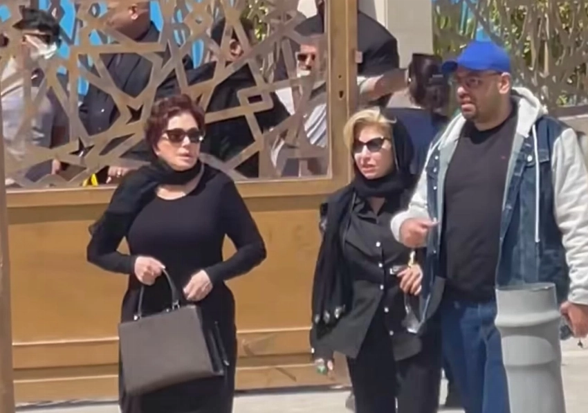«ملفوفاً بعلم مصر».. مسيرة حب وحضور كبير من نجوم الفن في جنازة هاني شاكر