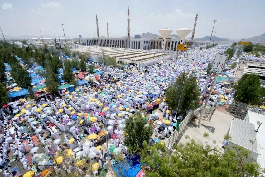 حجاج في المشاعر المقدسة.