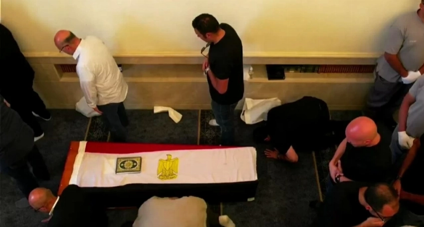 «ملفوفاً بعلم مصر».. مسيرة حب وحضور كبير من نجوم الفن في جنازة هاني شاكر