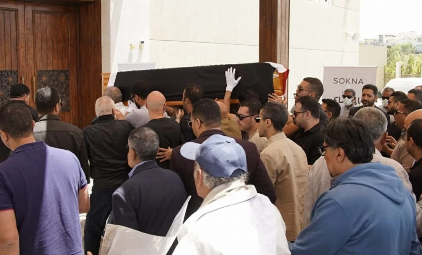 «ملفوفاً بعلم مصر».. مسيرة حب وحضور كبير من نجوم الفن في جنازة هاني شاكر