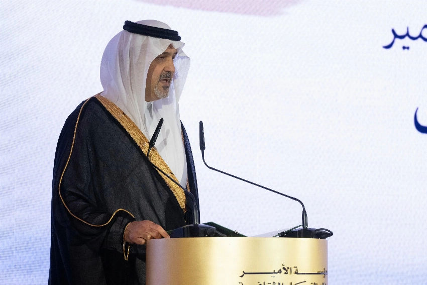 نائب رئيس مجلس الأمناء الأمير بندر بن خالد بن فيصل بن عبدالعزيز خلال إلقاء كلمة بمناسبة إطلاق مؤسسة الأمير خالد بن فيصل الثقافية.