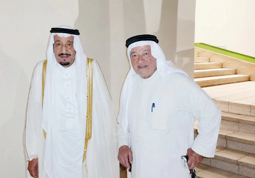 الراحل في صورة مع خادم الحرمين الشريفين الملك سلمان بن عبدالعزيز.