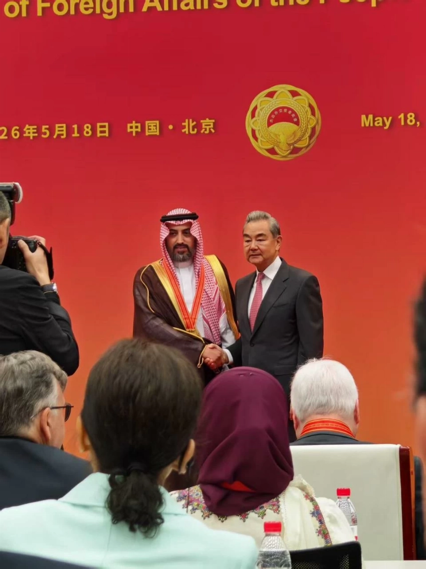 الخارجية الصينية تُكرّم السفير السعودي في بكين بميدالية الدبلوماسي المتميز