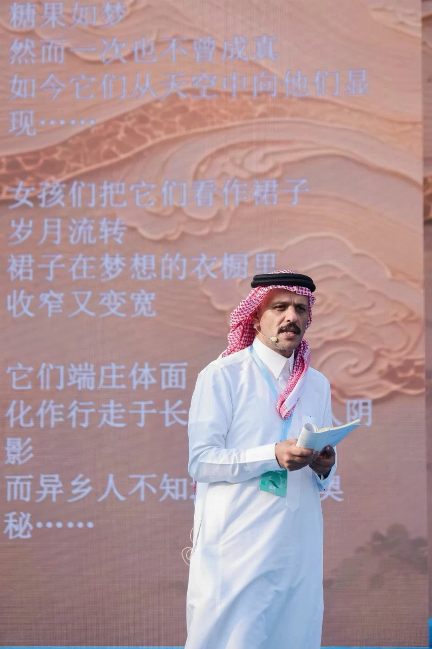 خلال مهرجان الشعر الدولي للشباب في بكين.. شاعر سعودي يتخذ سور الصين منبراً لقصائده