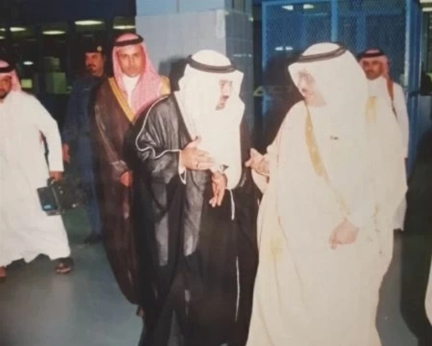 الأمير نايف بن عبد العزيز، يرحمه الله، خلال زيارته مقر مؤسسة عكاظ عام 2003م، ويبدو في حديث مع الراحل وليد قطان.