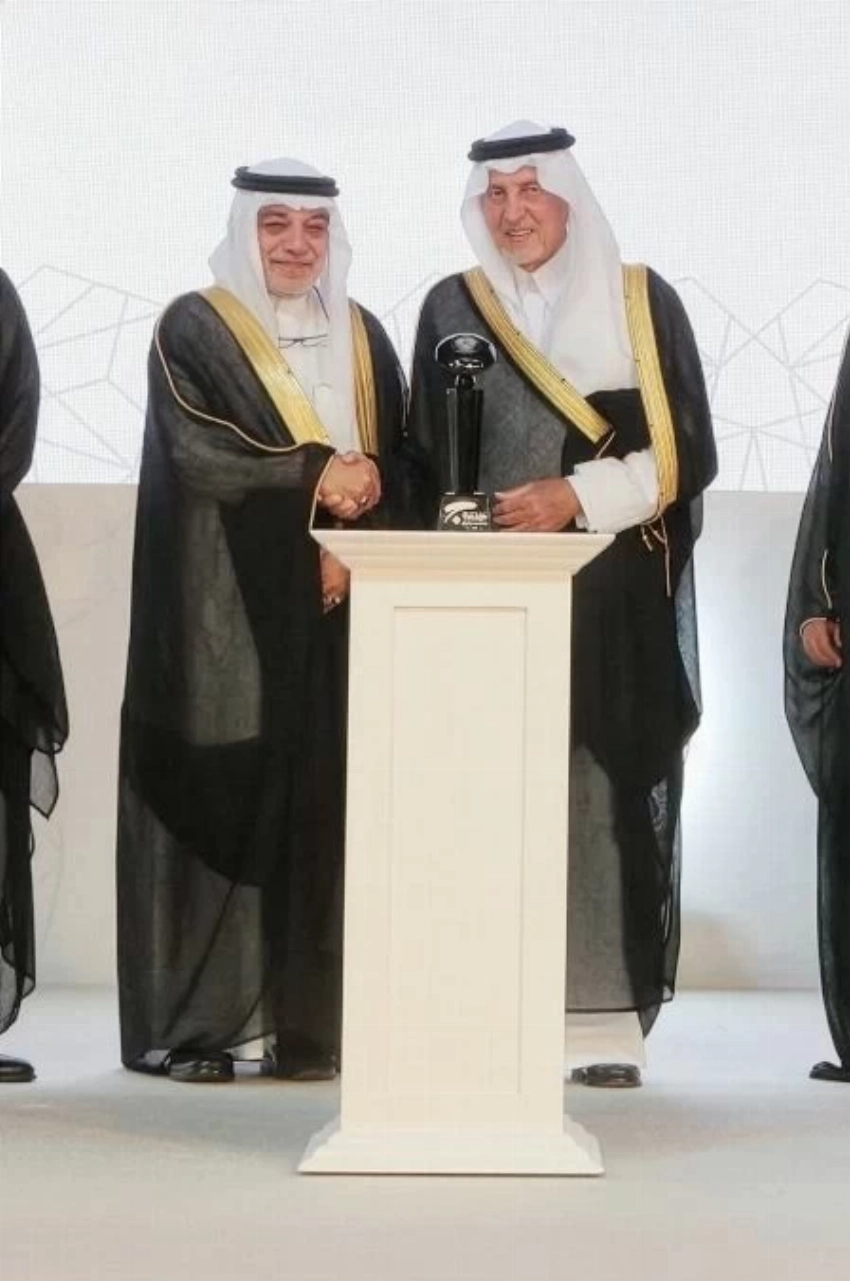 الأمير خالد الفيصل مكرماً الراحل وليد قطان في إحدى المناسبات.