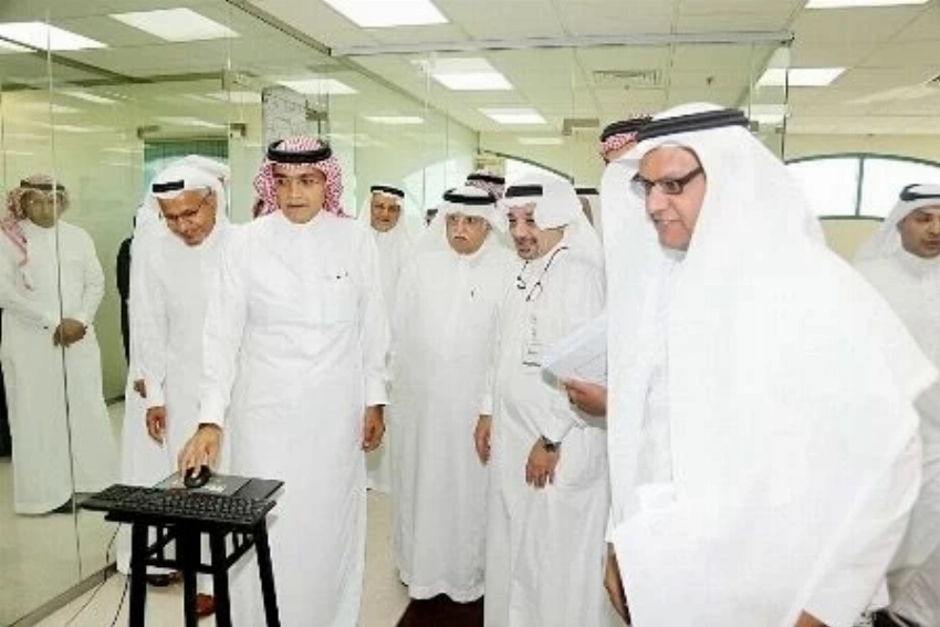 الراحل وليد قطان إلى جانب رئيس مجلس الإدارة ورئيس التحرير خلال تدشين موقع عكاظ الإلكتروني 2016.