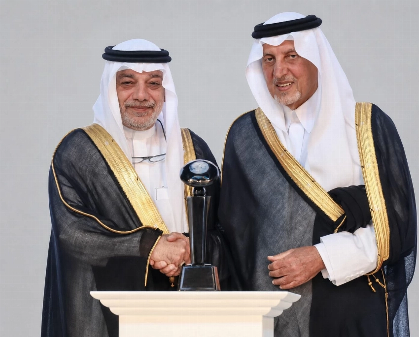 الأمير خالد الفيصل مكرماً الراحل وليد قطان في إحدى المناسبات.