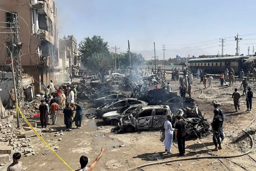 أثار الدمار الذي لحق بالسيارات والمنازل جراء انفجار قنبلة داخل قطار في باكستان