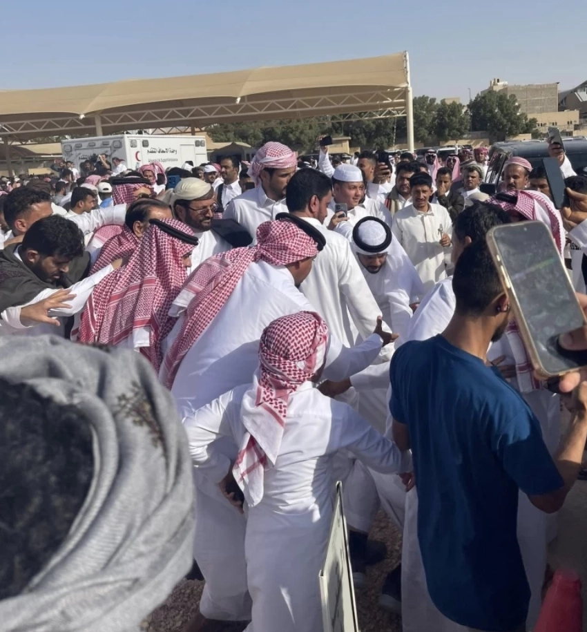عدد من المشيعين في مقبرة العود