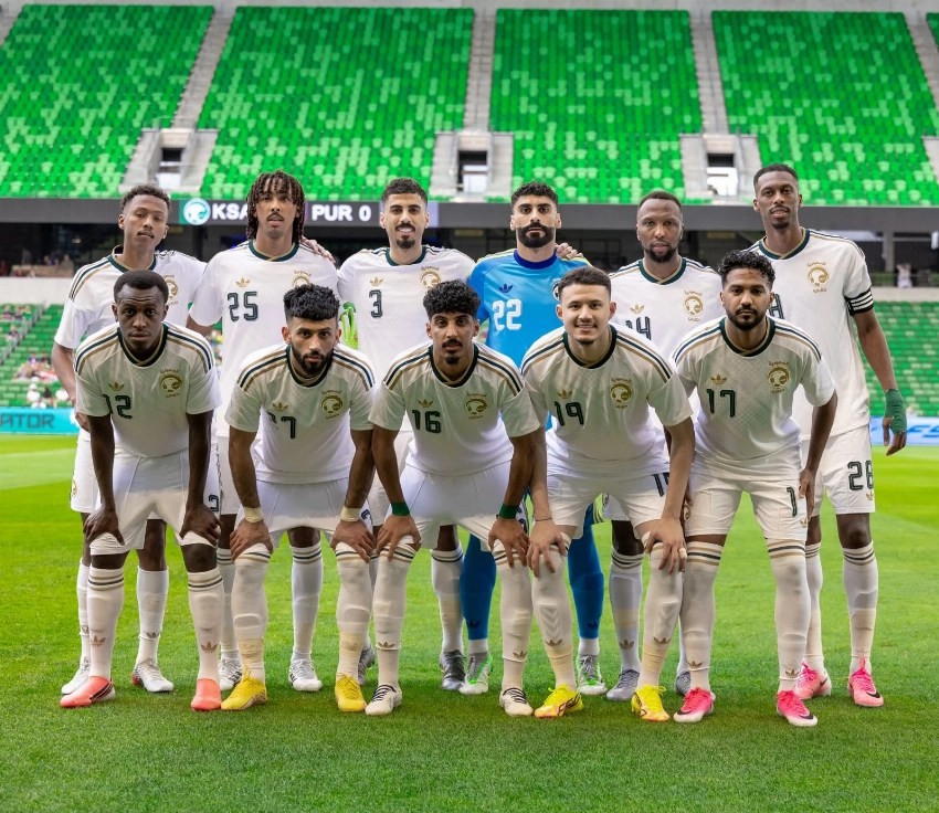 ويبدأ جورجيوس دونيس المباراة بقيادة محمد كنو الذي يحمل شارة الكابتن، فيما يتولى عبدالله الحمدان قيادة الهجوم.