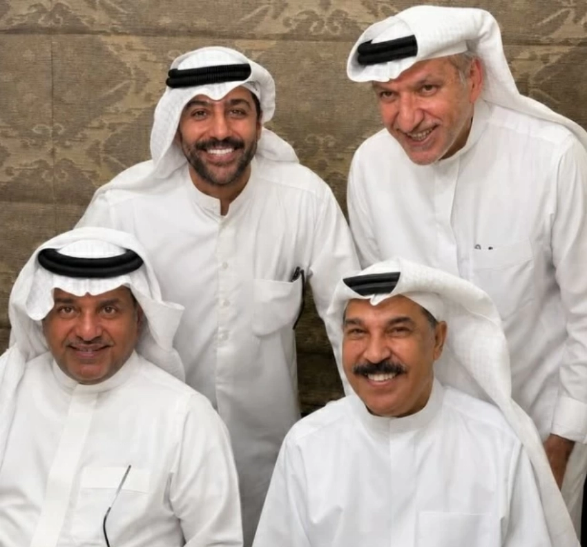 راشد الماجد ملبياً دعوة سالم الهندي بحضور عبدالله الرويشد ومحمد صفر.