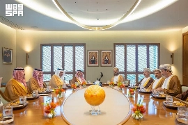 وزير الخارجية يلتقي وزير الخارجية العُماني ويعقدان جلسة مباحثات رسمية. (واس)