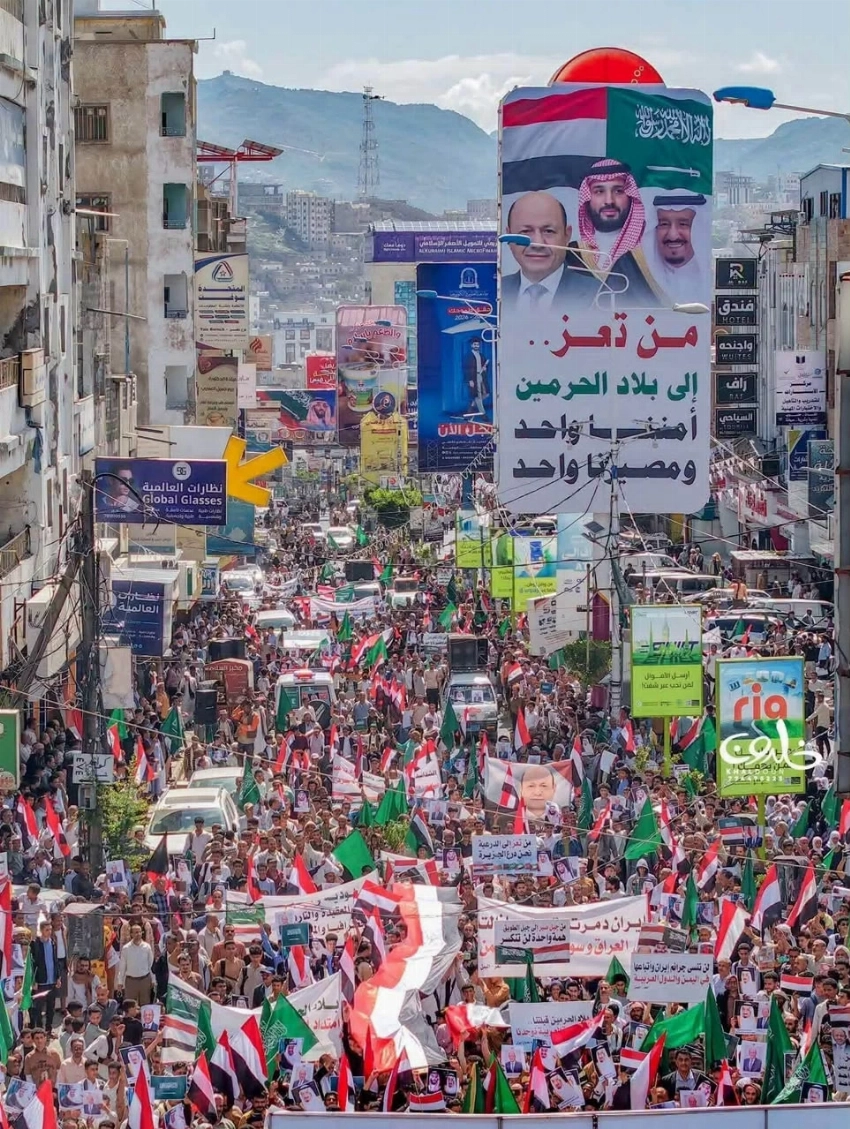 جانب من الحشود ويافطات في وسط الشوارع تأييداً لمواقف المملكة