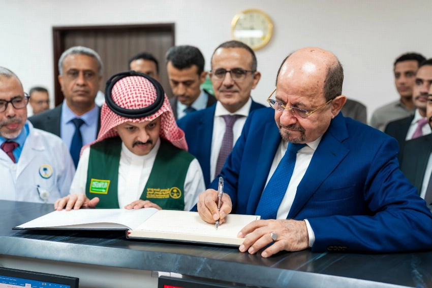 رئيس الوزراء يدون في سجل الزيارات إشادته بدور الدعم السعودي.