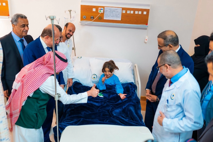 رئيس الوزراء مع طفلة مريضة.