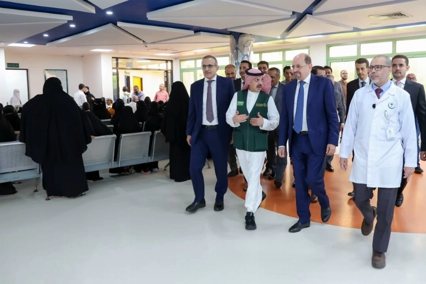جانب من الزيارة التي قام بها رئيس الوزراء للمستشفى.