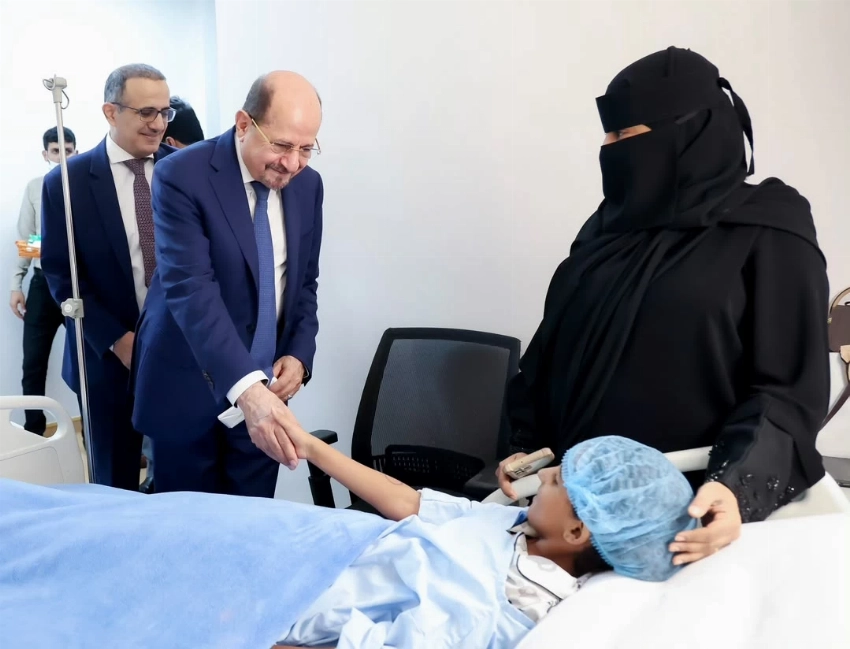 رئيس الوزراء مع أحد المرضى.