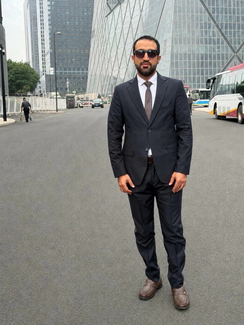 الزميل عبدالعزيز الشهري أمام مبنى مجموعة الصين للإعلام (CMG)