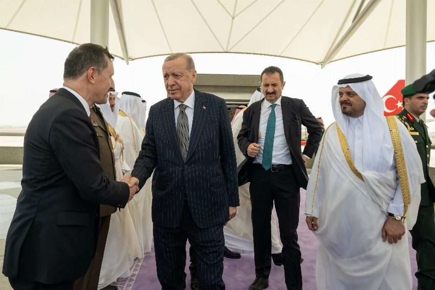 الرئيس التركي يصل إلى جدة ونائب أمير مكة في مقدمة مستقبليه