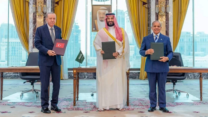 ولي العهد الأمير محمد بن سلمان والرئيس التركي رجب أردوغان ورئيس الوزراء الباكستاني شهباز شريف بعد توقيع اتفاقية مكة للدفاع المشترك.