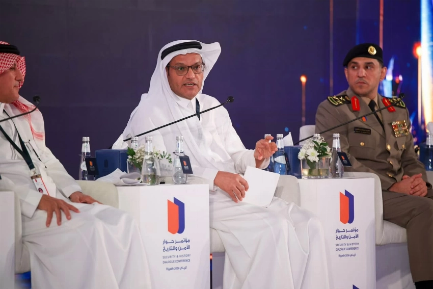 الزميل جميل الذيابي خلال كلمته في إحدى جلسات مؤتمر «حوار الأمن والتاريخ 2026». تصوير: خالد العنزي @KhalidOkaz